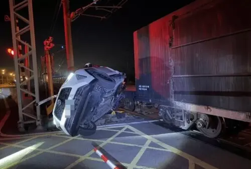 副站長疑蹺班外出開車受困平交道！高舉雙手攔火車驚悚畫面曝
