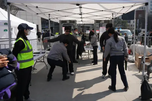 ▲要進去BTS的光化門演唱會，必須通過層層關卡，身體掃描沒異狀才可入場。（圖／AP美聯社）美聯社）