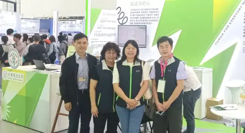 ▲台電公司高雄區營業處參與高雄智慧城市展，由高雄區營業處業務副處長許佳玉(右2)率隊，到高雄智慧城市展現場，設攤展現台灣電力APP節能成果。(圖／台電公司高雄區營業處提供)