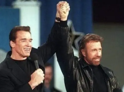 ▲阿諾史瓦辛格（左）表示很幸運在羅禮士（右）生前能跟他透過不同形式數度合作，稱他是偶像，不管在真實生活或是好萊塢都是非常強悍的。（圖／摘自 IG@betamax_video_art）