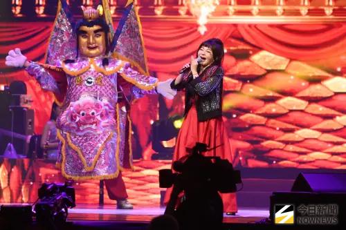 王彩樺撞臉三星堆青銅面具？鑽石舞台開唱認了做醫美：剛打完肉毒