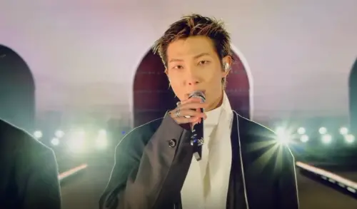 BTS現身光化門大喊：我們回來了　RM受傷坐椅子飆唸Rap萬人看哭