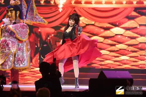 ▲王彩樺（如圖）今晚在《鑽石舞台之夜》演唱會開唱，除了唱歌、跳舞，還演了結合短劇口白的歌曲〈為了十萬元〉。（圖／記者林柏年攝影）
