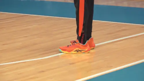 ▲葛拉漢特別挑一雙和球衣搭配的球鞋。（圖／吳忠育 攝）