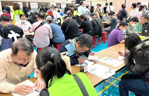 ▲高雄市政府勞工局舉辦薪動高雄職得幸福大型徵才活動，吸引許多求職民眾到場應徵，期於馬年開春求職搶先機。(圖／高雄市政府勞工局提供)