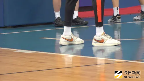 ▲伯朗非常喜歡BOOK 1，透露未來還會繼續買這雙。（圖／吳忠育 攝）