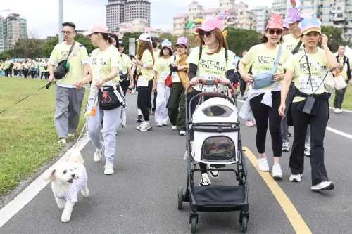 ▲「國泰金控健康走」以「全齡友善」與「寵物共好」為主軸，規劃3K健康組、5K歡樂組及8K挑戰組3種路線，全面優化無障礙環境，確保長者、親子家庭與寵物族群都能在基隆河畔享受運動樂趣。（圖／國泰金控提供）