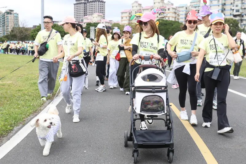    ▲「國泰金控健康走」以「全齡友善」與「寵物共好」為主軸，規劃3K健康組、5K歡樂組及8K挑戰組3種路線，全面優化無障礙環境，確保長者、親子家庭與寵物族群都能在基隆河畔享受運動樂趣。（圖／國泰金控提供）  