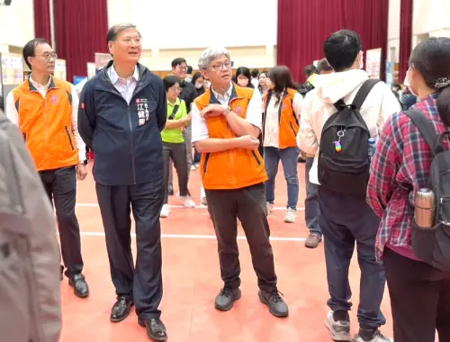 ▲高雄市政府勞工局局長江健興(左2)，由訓練就業中心主任宋世宏(左3)、副主任羅永新(左1)等服務團隊人員陪同，到場為廠商及求職朋友加油打氣。(圖／高雄市政府勞工局提供)