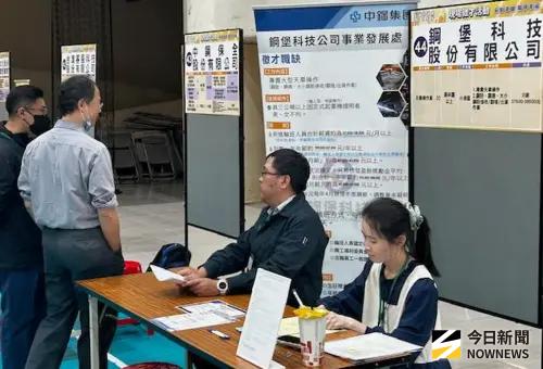 ▲高雄市政府勞工局舉辦薪動高雄職得幸福大型徵才活動，吸引許多求職民眾到場應徵。(圖／記者黃守作攝，2026.03.21)