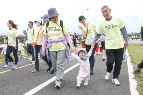 ▲「國泰金控健康走」以「全齡友善」與「寵物共好」為主軸，全面優化無障礙環境，確保長者、親子家庭與寵物族群都能在基隆河畔享受運動樂趣。（圖／國泰金控提供）