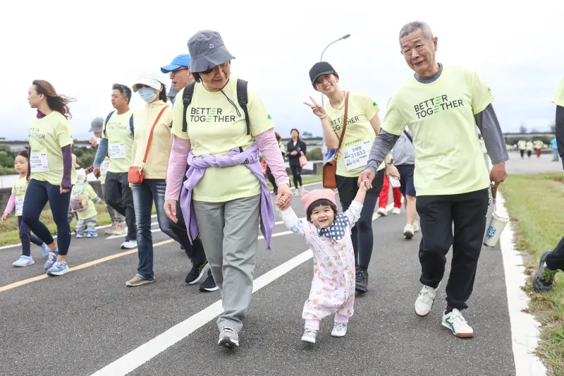    ▲「國泰金控健康走」以「全齡友善」與「寵物共好」為主軸，全面優化無障礙環境，確保長者、親子家庭與寵物族群都能在基隆河畔享受運動樂趣。（圖／國泰金控提供）  