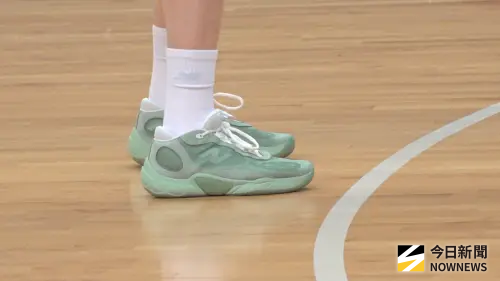 ▲李家慷穿的New Balance BB V3相當亮麗。（圖／吳忠育 攝）