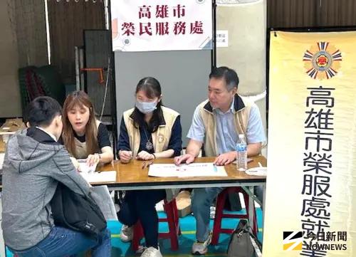 ▲高雄市榮民服務處也派專員林佳芳(右2)等人到場，為退除役官兵提供就業、就學等諮詢服務，深獲好評。(圖／記者黃守作攝，2026.03.21)