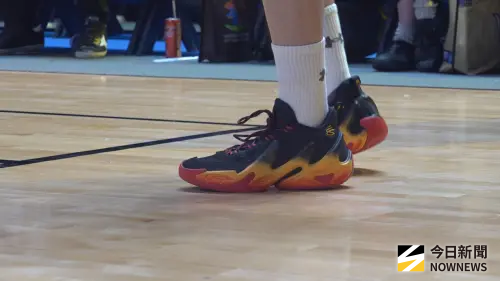 ▲小白腳上的Curry 13代相當引人注目。（圖／吳忠育 攝）