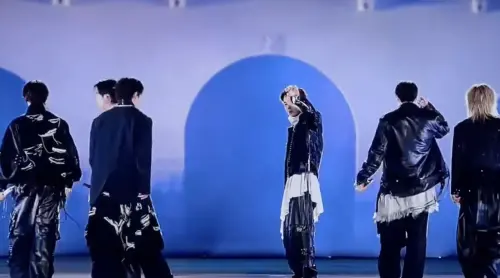 ▲SUGA還原超經典丟麥動作，帥瘋全場。（圖／翻攝自Netflix）