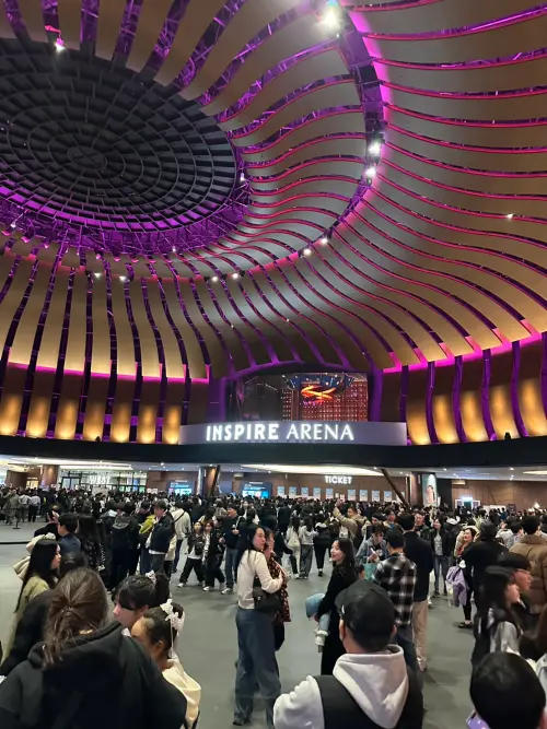 ▲IVE在首爾INSPIRE Arena舉辦的演唱會出現有趣的場景，小孩在場館內聽演唱會，大人在外看BTS回歸直播。（圖／讀者提供）