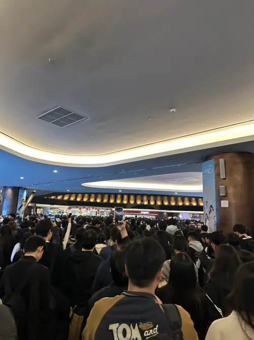 ▲IVE演唱會結束後，家長都往出口移動去「接小孩」。（圖／讀者提供）