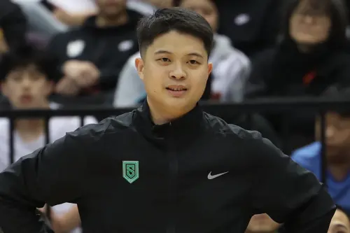 ▲松山高中教練葉韋喬表示，雖然原本全心準備四強這場對付能仁家商的比賽，並未預想到冠軍戰對手會是南湖高中，但兩隊球風相近，松山已準備好複製今日的防守強度應戰。（圖／高中體總提供）