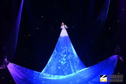 賴慧如鑽石舞台吊3層樓高！穿8公尺長裙高空獻唱　好像仙女下凡