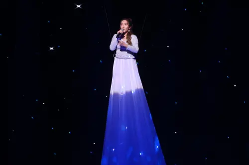 ▲賴慧如（如圖）今晚在《鑽石舞台之夜》演唱會，挑戰吊鋼絲到高空演唱，8公尺長的長裙也驚艷全場。（圖／記者嚴俊強攝影）