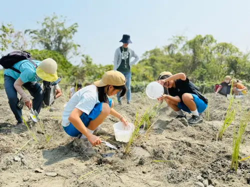 ▲親子共同參與植樹活動，現場氣氛熱絡，展現全民守護生態的行動力。（圖／屏東縣府提供）