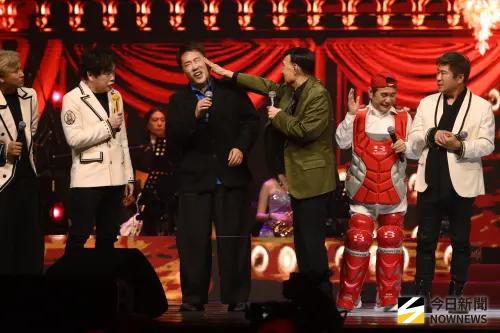 ▲《鑽石舞台之夜》演唱會今晚在北流音樂中心登場， 余天（右3）使出招牌的巴掌秀，黃西田戴頭盔上陣也難逃魔掌。（圖／記者林柏年攝影）