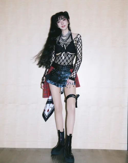 ▲謝金燕以超性感造型登上大港開唱舞台。（圖／出日音樂提供）