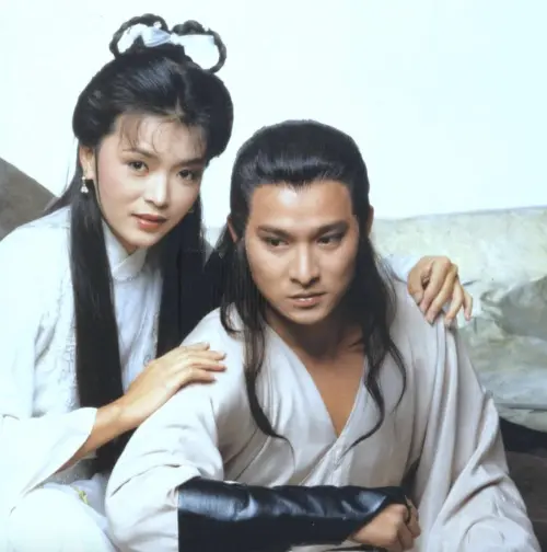 ▲劉德華（右）因為與陳玉蓮（左）合演的《神鵰俠侶》開出收視佳績，成為港劇圈炙手可熱的頭牌小生。（圖／摘自神鵰俠侶 Return of the Condor Heroes - 1983 FB）