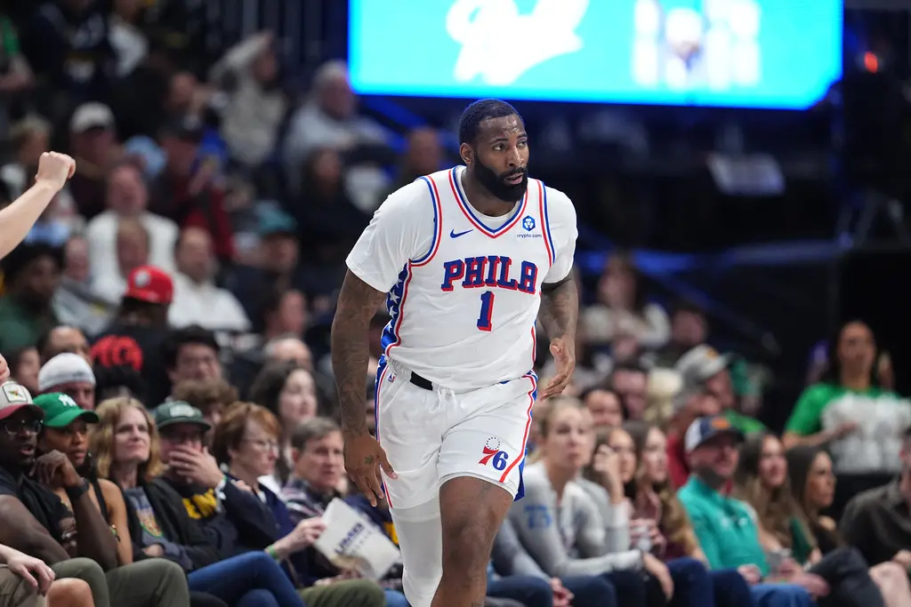 ▲費城76人中鋒德拉蒙德（Andre Drummond）與奧蘭多魔術後衛薩格斯（Jalen Suggs），分別因在比賽中做出不當手勢與投擲物品，各自遭聯盟處以25000美元（約新台幣80萬元）的罰款。（圖／美聯社／達志影像）