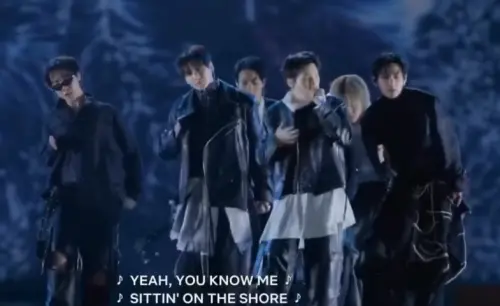 ▲BTS在昨日的光化門回歸舞台中，帶來〈SWIM〉的精采表演。（圖／翻攝自Netflix）