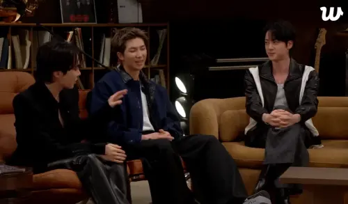 ▲RM（中）說自己也很想跟隊友們在國外用英文一起接受訪談，但每次他都要充當翻譯，相當無奈。（圖／BTS Weverse）