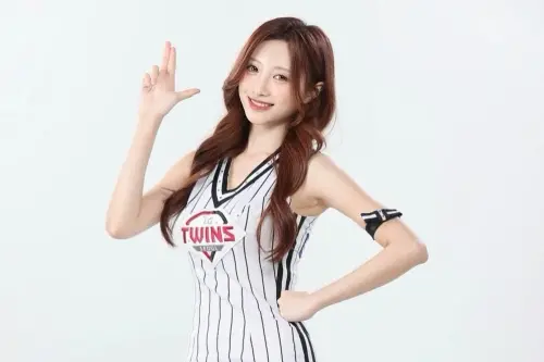 ▲LG雙子啦啦隊21日公開最新名單，竟沒有AI女神李珠珢，火速引發熱議，但其中韓國女團ILY:1出身張競（如圖）的加入，吸引了眾人視線，官方還特別標註她來自台灣。（圖／翻攝自張競IG@ronachang__）