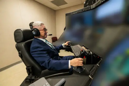 ▲國防部軍政副部長徐斯儉於MQ-9B飛控座見證在空無人機之偵蒐能力。（圖／國防部提供）