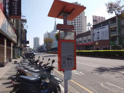 中市智慧站牌普及低　議員轟等車看黑屏　淪裝飾品