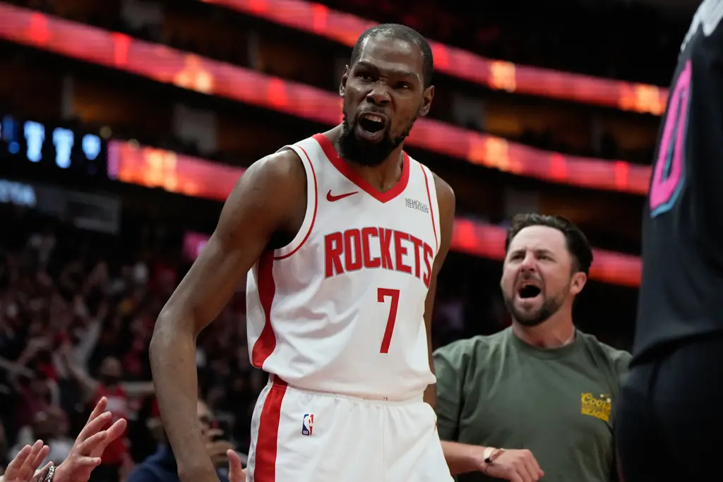 ▲火箭球星杜蘭特（Kevin Durant）在此役迎來生涯里程碑，正式超越「籃球之神」喬丹（Michael Jordan）升至歷史得分榜第5位。（圖／美聯社／達志影像）