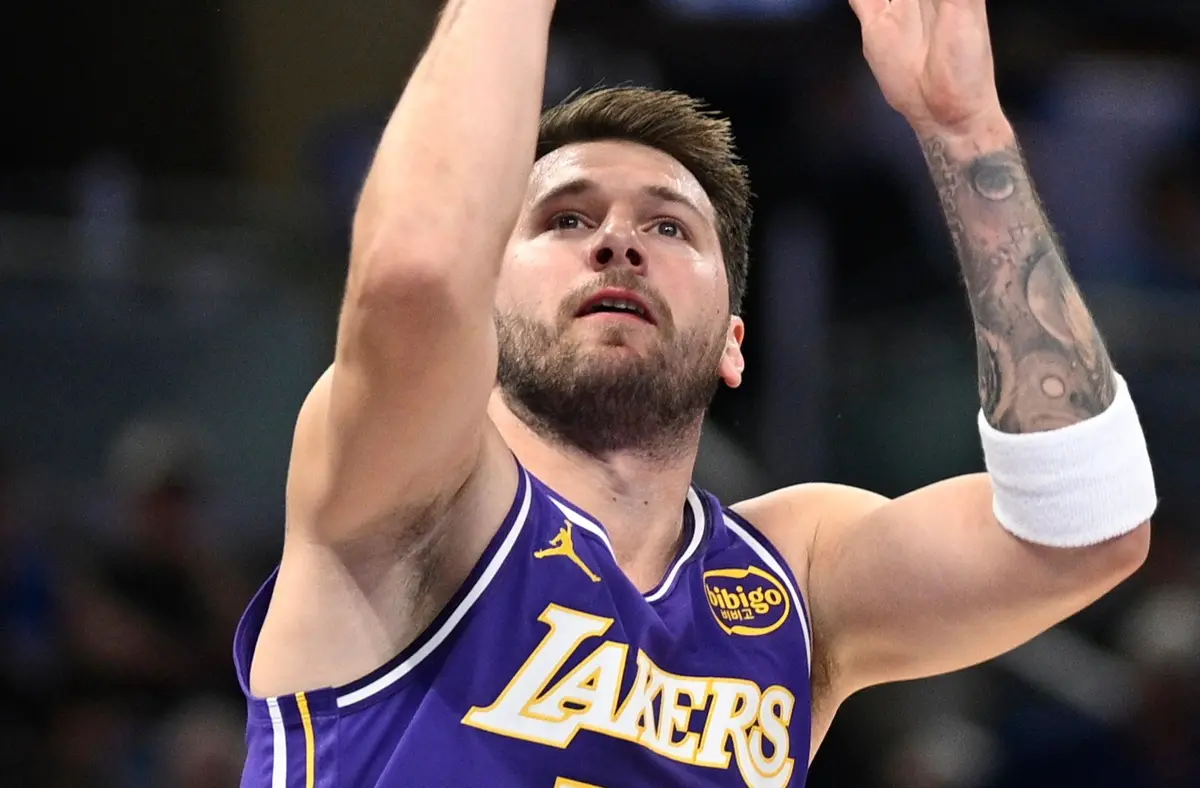 ▲湖人當家球星唐西奇（Luka Doncic）在第三節與魔術中鋒畢塔吉（Goga Bitadze）爆發激烈口角，雙雙吞下技術犯規。（圖／美聯社／達志影像）