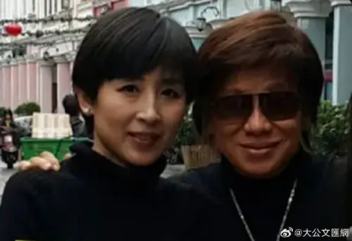 ▲梁小龍（右）過世後，徒弟爆料宋驤（左）未讓他的骨灰下葬。（圖／微博＠大公文匯網）