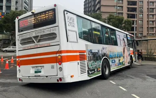 整台車歪掉！林口公車轉彎瞬間慘陷瀝青「輪胎剩半顆」　