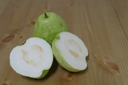 ▲芭樂籽因含有高膳食纖維且吸水力強，雖然搭配充足水分能促進腸胃蠕動，有助於排便。但若是不習慣纖高飲食的人，或腸胃消化不良、剛動過腸胃手術的人則不宜吃下肚，建議先挖掉籽再吃。（圖／取自photoAC）