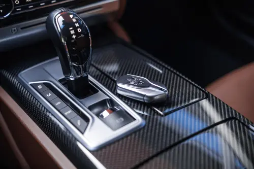 ▲如果是自排車，在平常駕駛時須放在D檔，車輛會依據車速及負荷決定最佳的檔位，勿在高速行駛時將排檔桿切入低速檔位。（圖／取自pixabay）