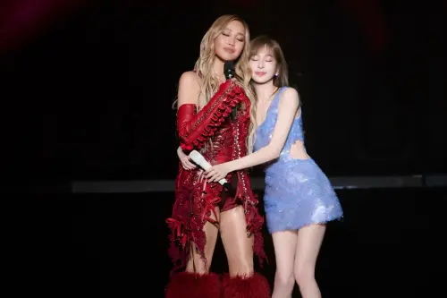 ▲還在休假模式的王心凌（右），霸氣將馬年開工首秀獻給好姐妹A-Lin（左），雙天后同台大跳雙人舞。（圖／众悅娛樂提供）