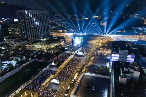 ▲BTS防彈少年團的光化門演唱會，聚集萬名觀眾朝聖。（圖／Netflix）