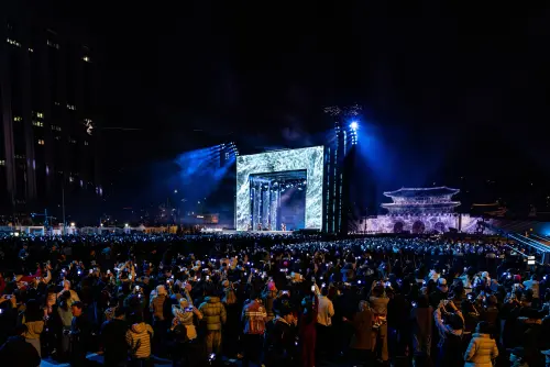 ▲▼根據HYBE統計，約有10.4萬名觀眾朝聖光化門演唱會，但警方則估算只有4.8萬人。（圖／Netflix）