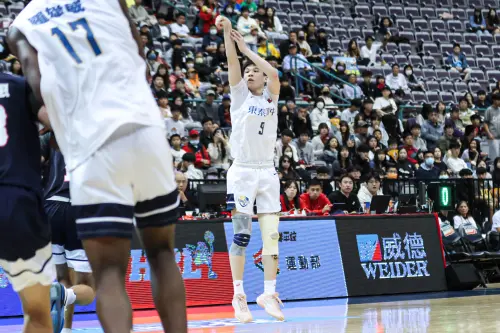 ▲許恩翔投進關鍵三分球，幫助東泰讀秒階段鎖定。他這一場比賽拿下22分，也獲選為單場MVP。（圖／記者朱永強攝）