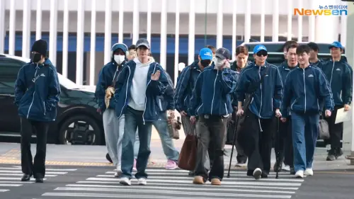 BTS穿游泳隊服出國！經紀人+保鑣也配合　粉絲送機笑翻：出國比賽
