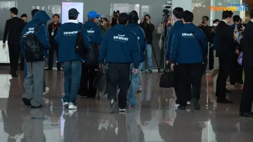 ▲BTS團隊的衣服上，正面背面都印有「KEEP SWIMMING」字樣。（圖／YouTube@뉴스엔·Newsen）