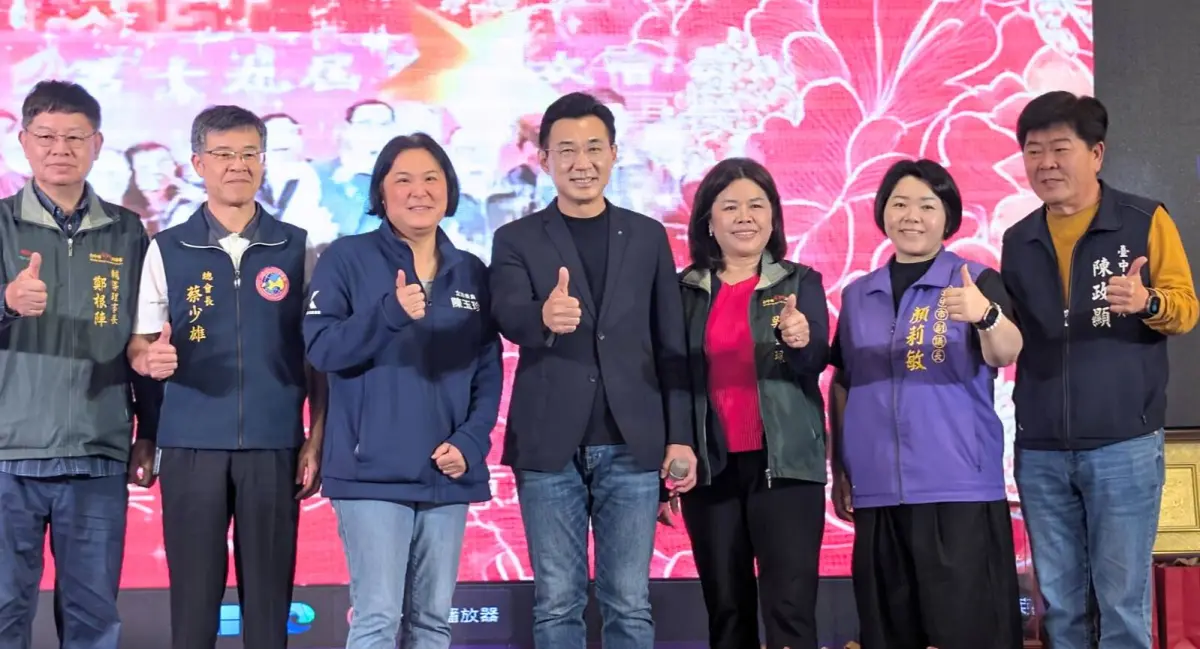 ▲台中市金門同鄉會今（22）日舉行第19屆理事長交接典禮，知名餐廳「双漁堂」負責人吳玉珮（右三）接任理事長。(圖／主辦單位提供）