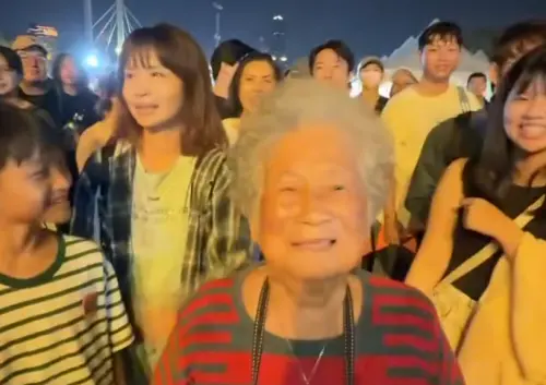 90歲阿嬤聽大港開唱！闖搖滾區熱舞開圈　12萬人讚MVP：體力超好
