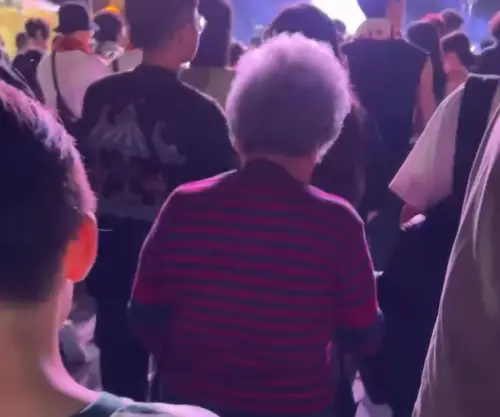 ▲網友趁著夜晚帶著阿嬤到駁二港口走走，經過表演舞台時，阿嬤突然被音樂聲吸引，獨自走進了搖滾區。（圖／Threads@kimi8.29）
